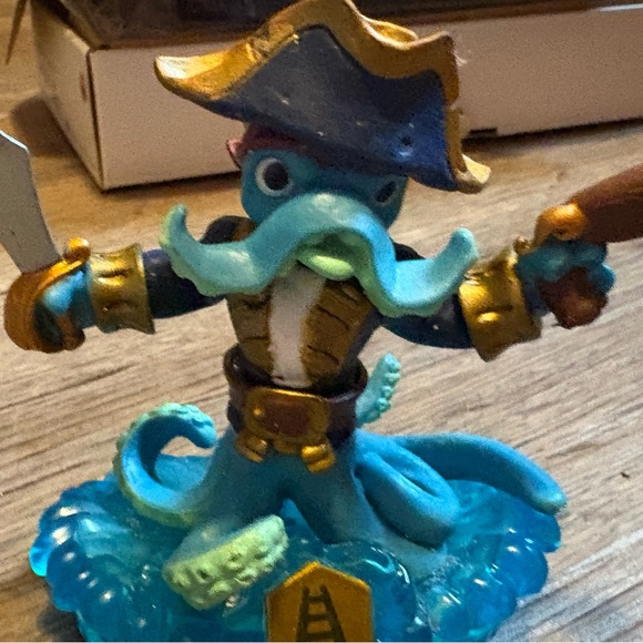 WiiU Skylanders SwapForce Set, with portal and 4 figures. - Picture 3 of 5